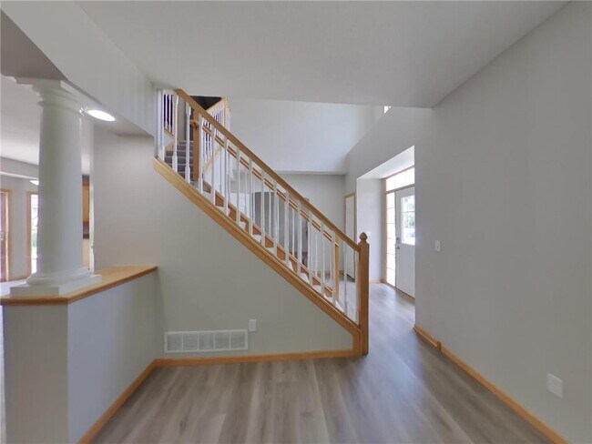Building Photo - 516 Lincoln Dr NE