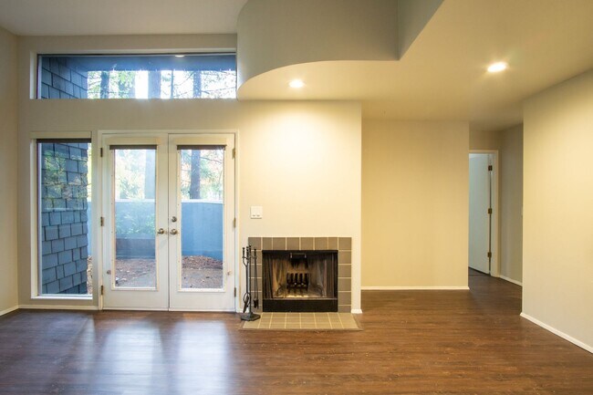 Building Photo - Fantastic Lake Oswego 1Bdr w/Fireplace, Dishwasher, W/D & Patio!