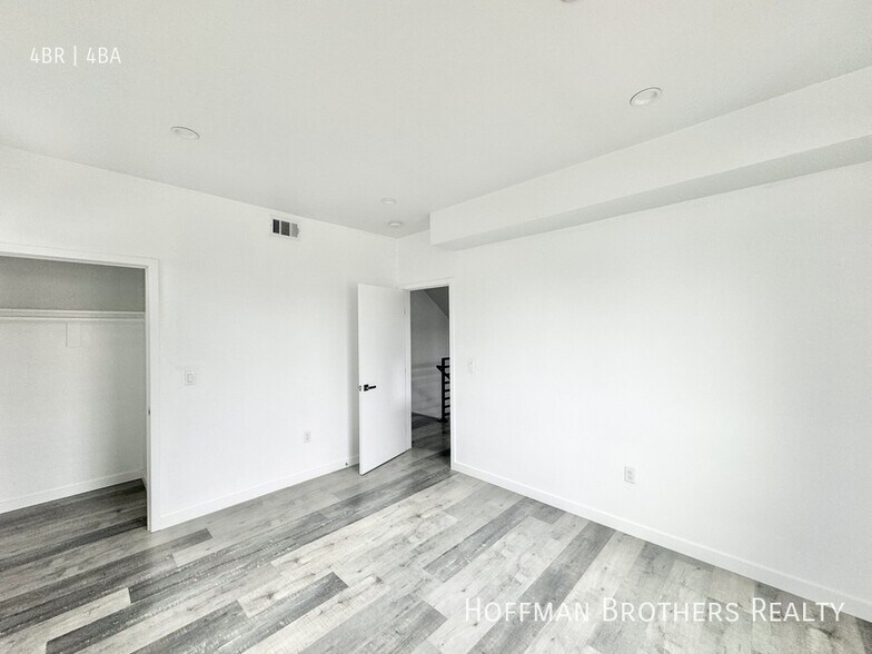 Building Photo - 156 N Mariposa Ave