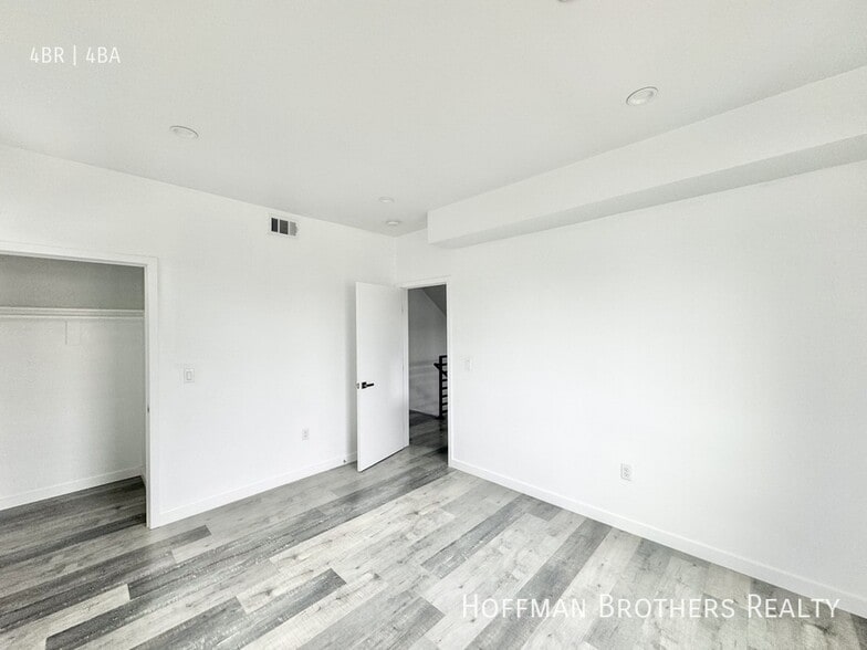 Building Photo - 158 N Mariposa Ave