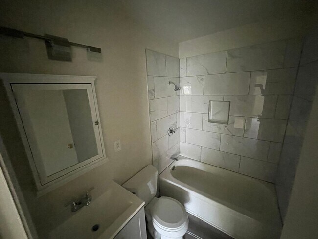 Building Photo - Updated 2Bd/1Ba in the Hillsdale Neighborhood of SW Portland ~ Stainless Steel Appliances and Qua...
