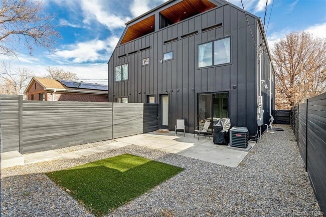 Building Photo - Contemporary Townhome in an Exceptional Su...