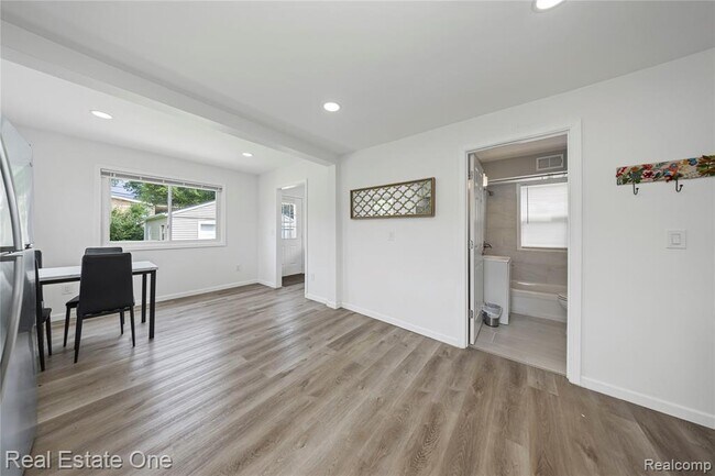 Building Photo - 3420 Fairmont Rd