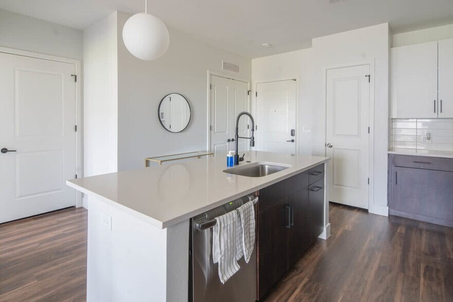 Building Photo - 701 W Rio Salado Pkwy