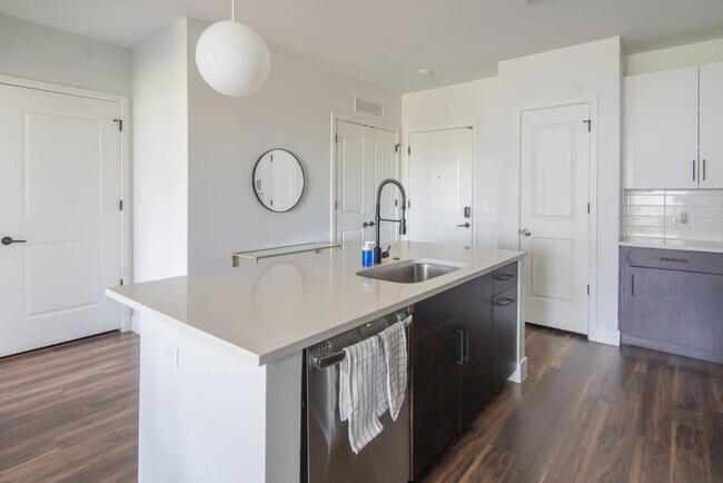 Building Photo - 688 W 1st St