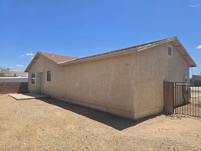 Building Photo - 2109 E Pinal Vista
