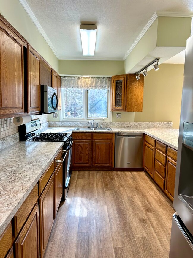 Building Photo - LIKE NEW REMODEL!