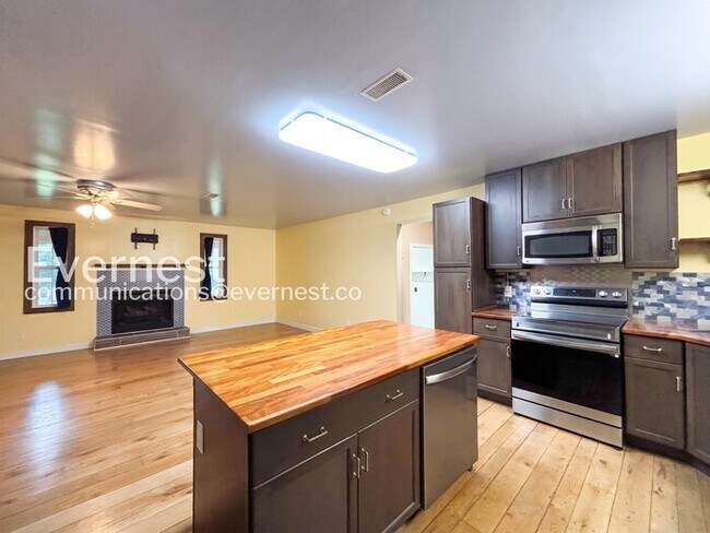Building Photo - 2 Bed/1 Bath Home with Carport / Pet-Friendly / Available Now!