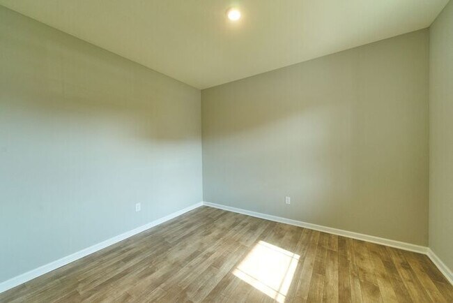 Building Photo - 4 Bedroom at Trotter's Landing in Camby With Pond View!