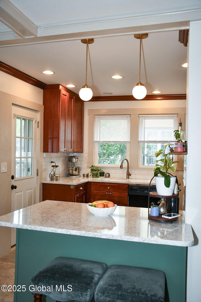 Building Photo - 53 Menand Rd