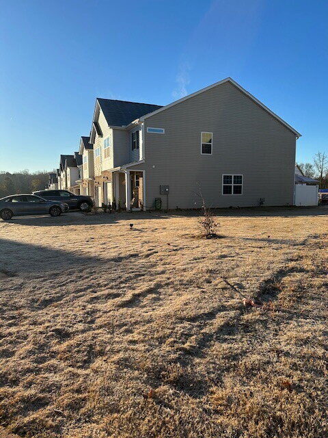 Building Photo - Beautiful 3 bedroom townhome with backyard space in Pendleton