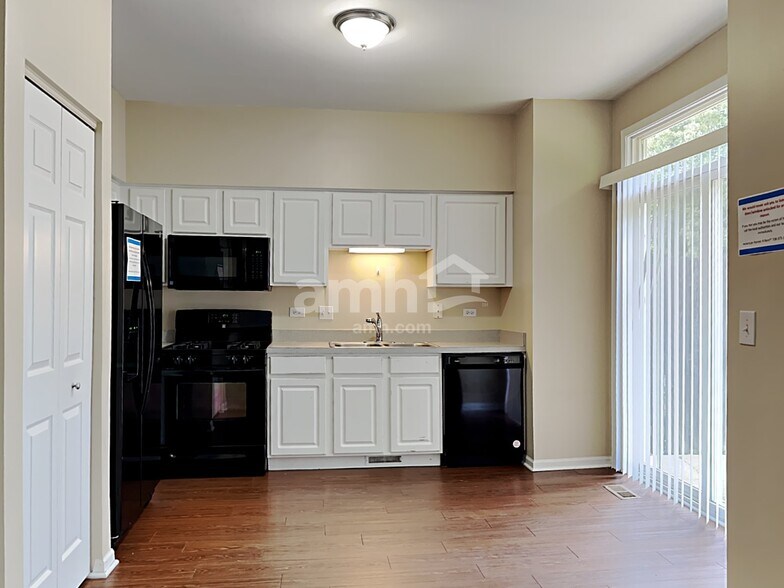Building Photo - 2828 Sun Valley Dr