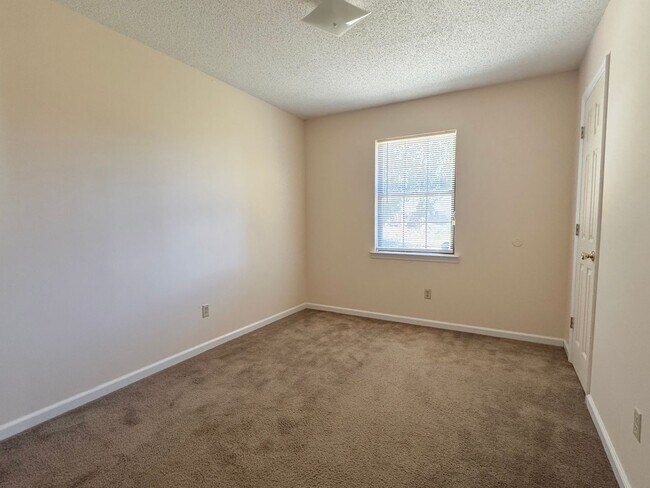 Building Photo - MOVE-IN READY! (Pet Friendly)