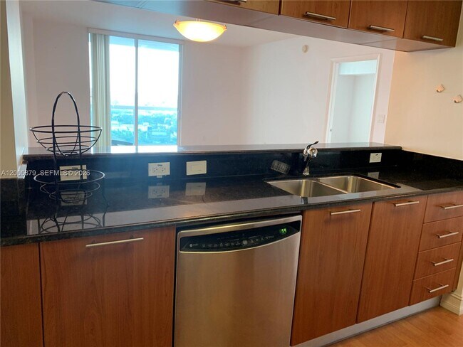 Building Photo - 1800 N Bayshore Dr