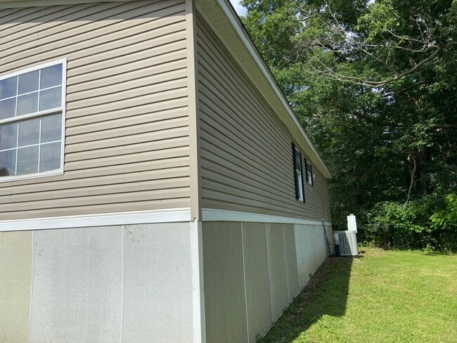 Building Photo - 208 Silver Rd