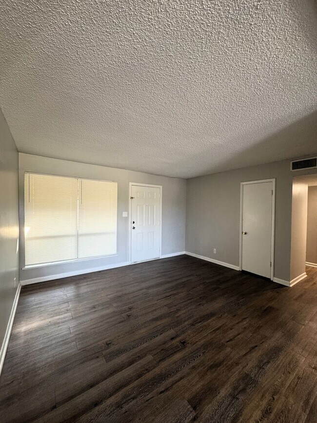 Building Photo - 1st Month Rent Free with 13-month Lease!
