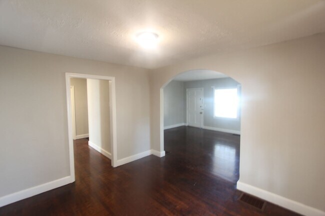 Building Photo - New On The Market with Fresh Updates!! Bet...