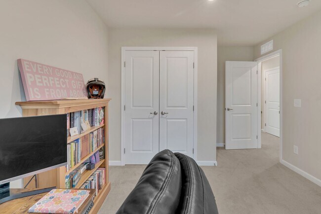 Building Photo - Beautiful Townhome!! Great Location!!