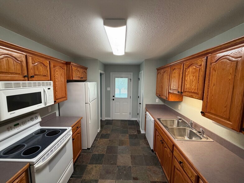 Kitchen - 421 W Thomas St