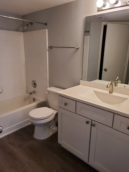 Building Photo - 4105 Tropical Isle Blvd