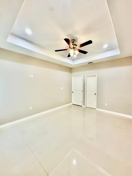 Building Photo - 1022 Escondido Ln E