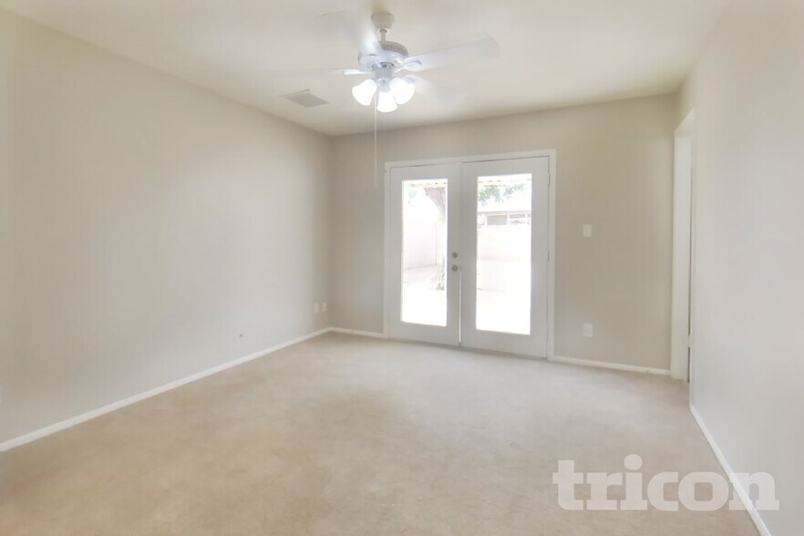 Building Photo - 3849 W Poinsettia Dr