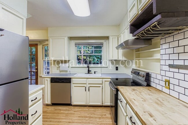 Building Photo - Spacious 3-Bedroom Hillsboro Home with Spa...