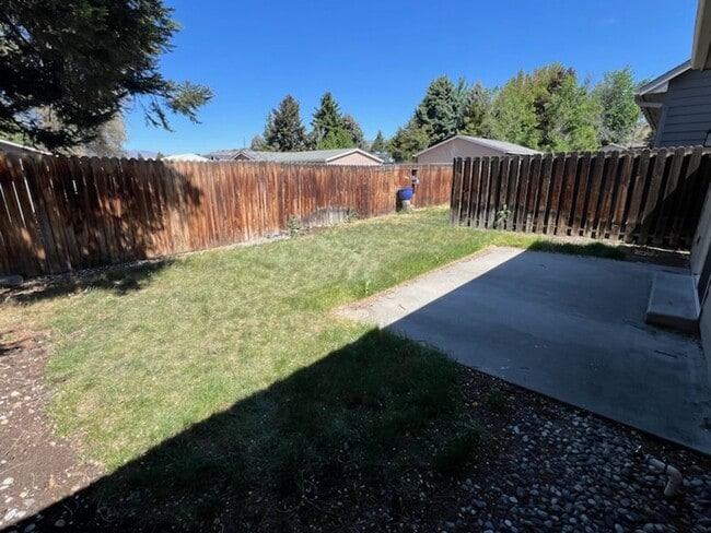 Building Photo - 3 bed/2.5 bath townhome! Double garage, a/...