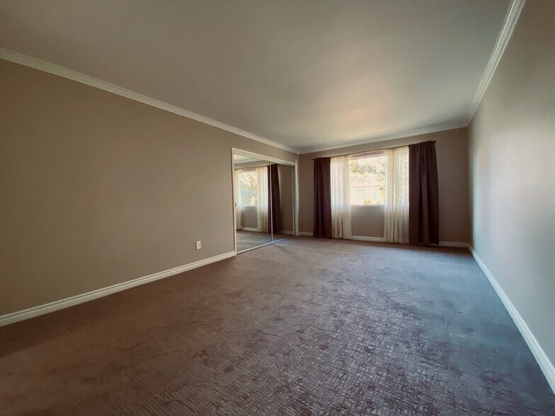 Building Photo - 420 S Madison Ave