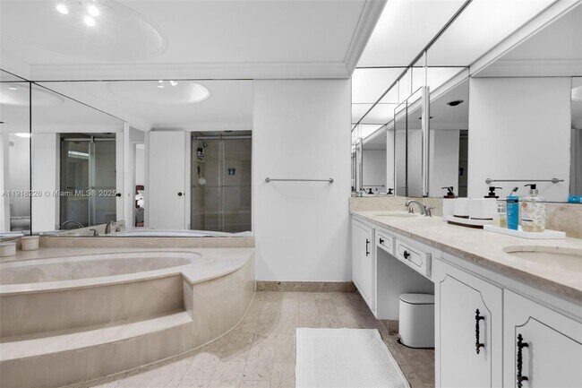 Building Photo - 1121 Crandon Blvd