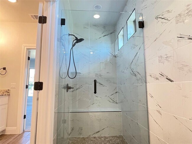 Building Photo - 104 Creek Point Dr