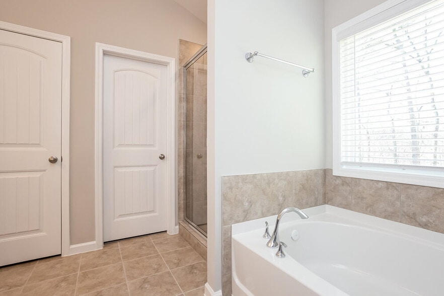 Building Photo - 383 Lenore Ct