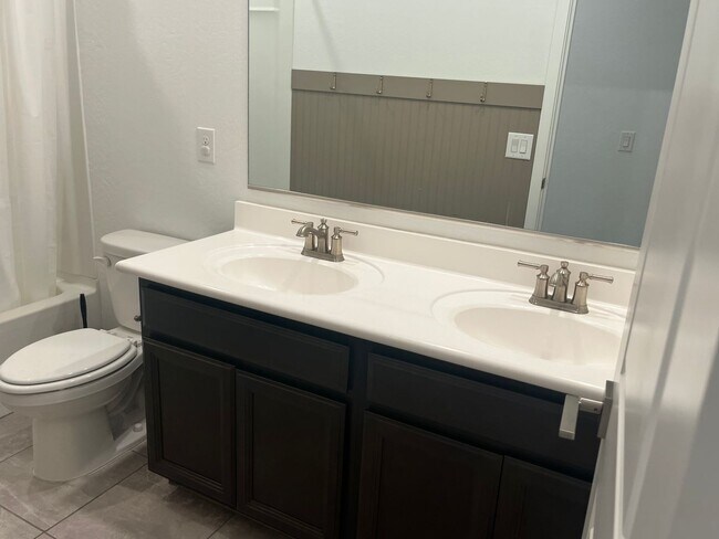 Building Photo - 14052 W Valentine St