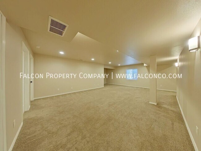 Building Photo - 6070 San Mateo Dr
