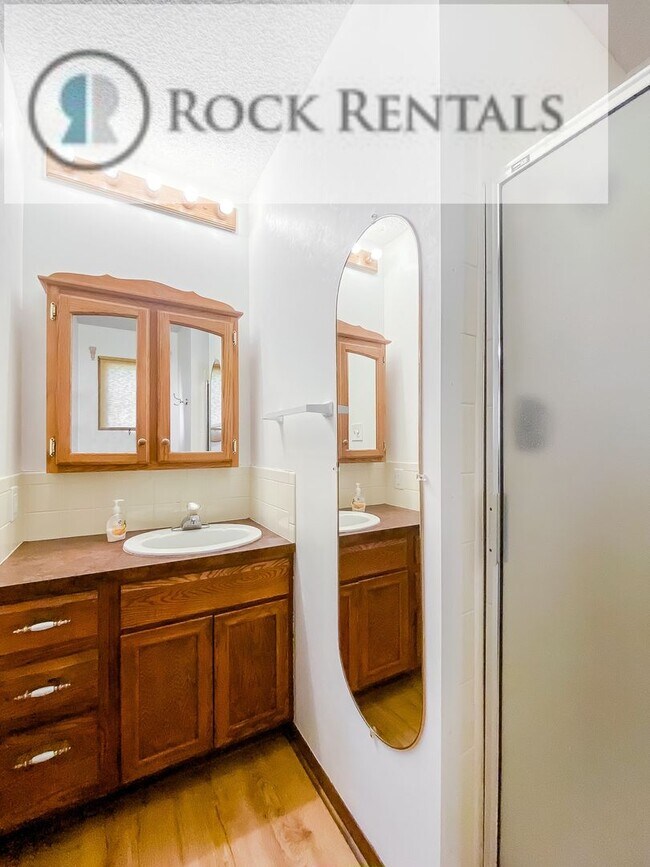 Building Photo - 2 Bed 2 Bath Duplex with Full Basement