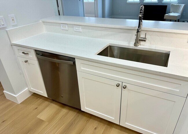 Building Photo - 200 NE 2nd Ave