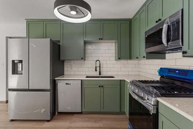 Building Photo - Fully remodeled 3 Bedroom - Available Now