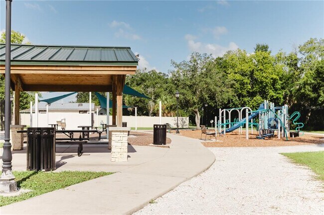 Building Photo - 6520 Meadowbrook Ln