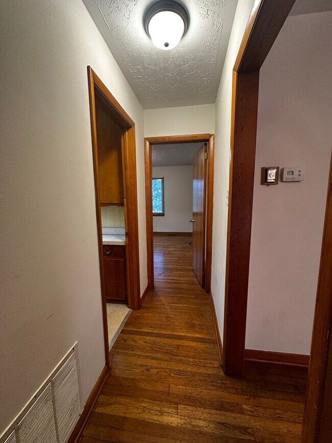 Building Photo - *Move in Special - Spacious 3 bedroom/ 2.5 bath home near Exit 8 - Morristown, TN