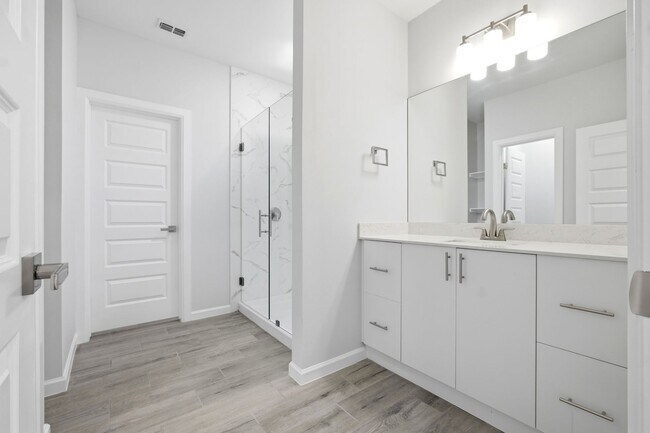 Building Photo - 1600 Clinton St