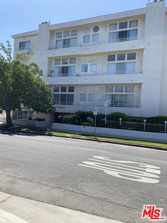 Building Photo - 10432 Eastborne Ave