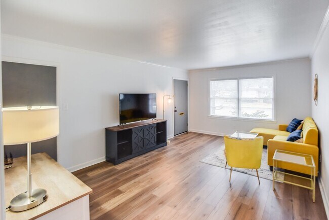 Building Photo - Charming Furnished 2BR/1BA in Midtown Savannah – Close to Everything! Unit 2