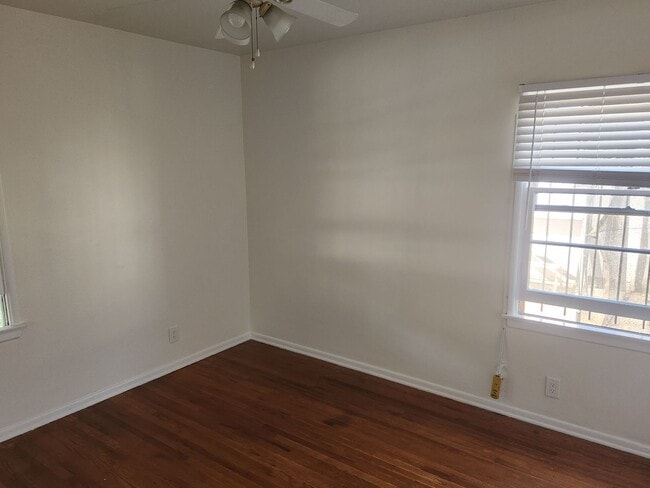 Building Photo - Sherman Oaks Traditional
