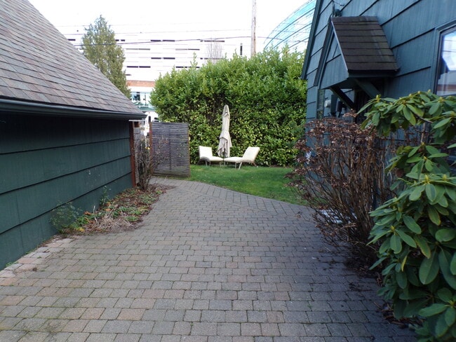 Building Photo - 4621 NE Royal Ct