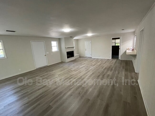 Building Photo - 2305 Hillwood Dr E