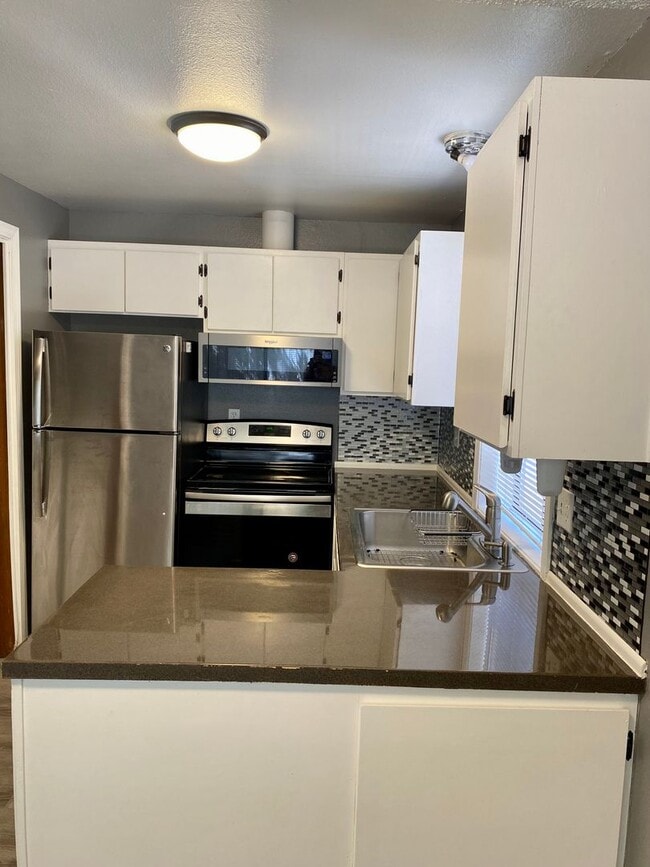 Building Photo - 2 Bed 1 Bath Duplex w/ Fenced Yard and Off...