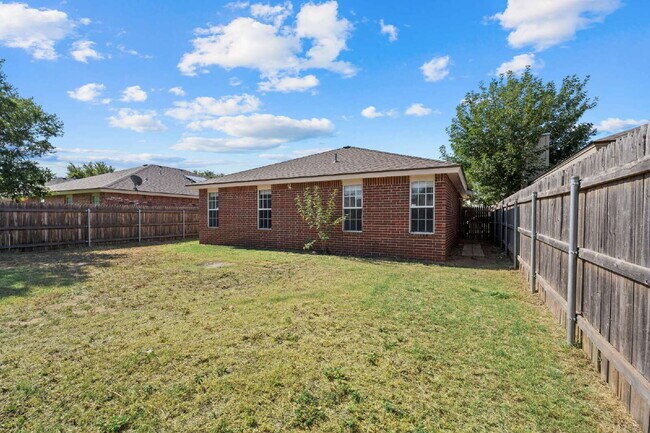 Building Photo - Beautiful 2/2 Near all of Lubbock's Amenit...