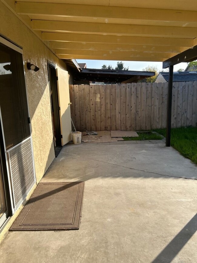 Building Photo - All Upgraded, Small Yard, Garage - AVAILABLE NOW!!