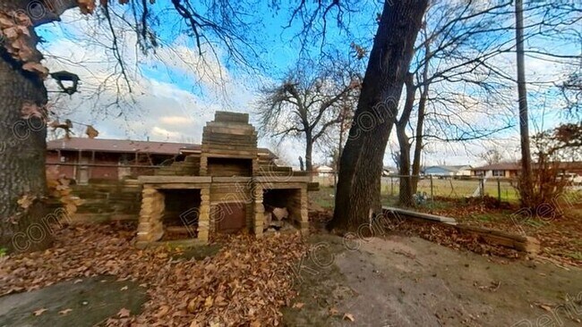 Building Photo - Large yard 3/1 just of Douglas!