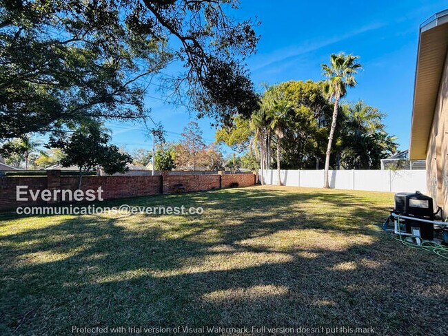 Building Photo - 6 Bed/4 Bath Home with Garage / Pet-Friendly / Available Now!